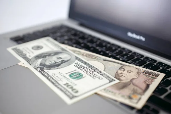 Uma Pilha Dinheiro Cima Laptop Fundo Close — Fotografia de Stock