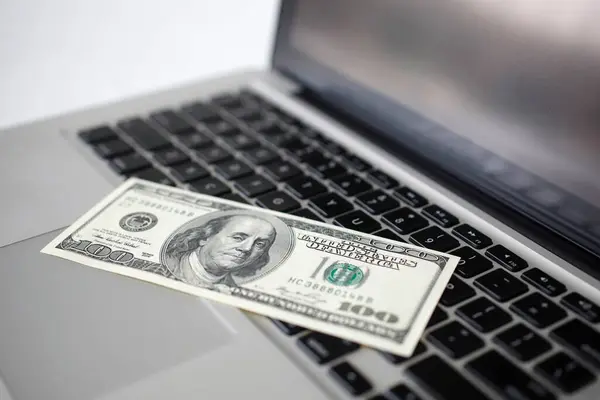 Uma Nota Dólar Sentada Cima Laptop — Fotografia de Stock