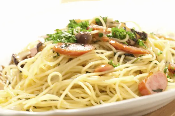 Espaguete Com Linguiça Cogumelos — Fotografia de Stock