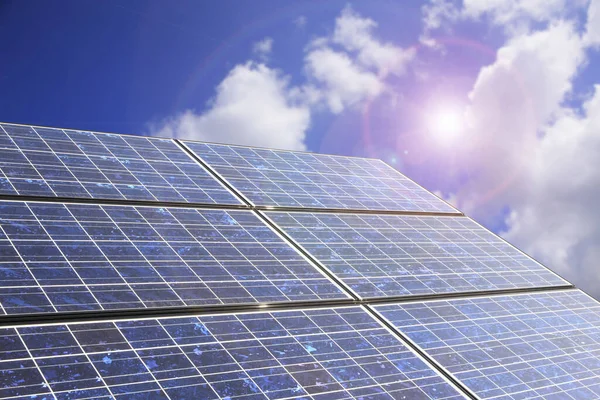 Solární Panel Sluncem Modrou Oblohou Zdroj Energie — Stock fotografie