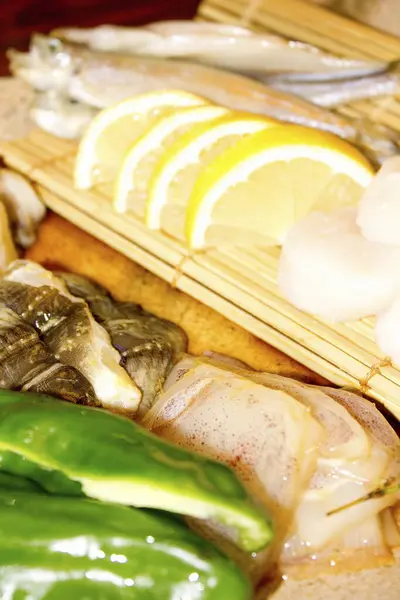 Sushi Fresco Com Peixe Limão Fundo Madeira — Fotografia de Stock