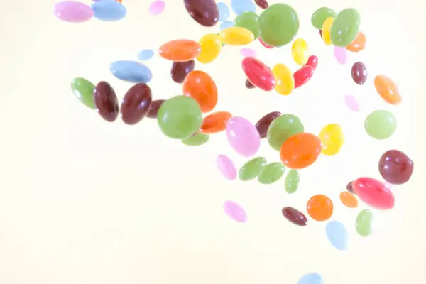 Bunte Bonbons Fallen Auf Weißem Hintergrund — Stockfoto