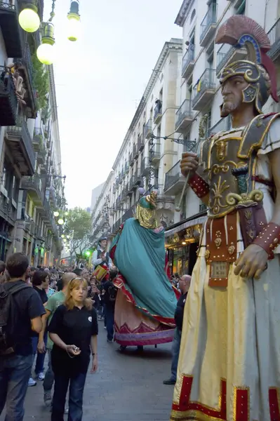 巨人队在巴塞罗那游行与巨大的雕塑漫步在中世纪城市的国庆节 — 图库照片