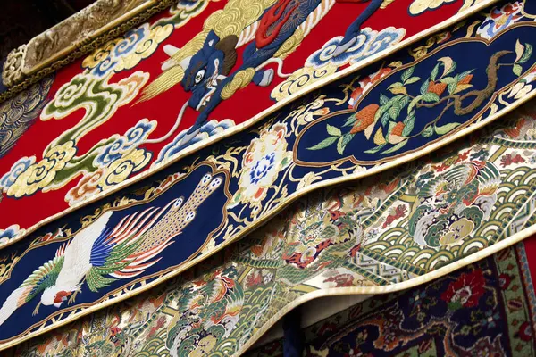 Renkli desenli halılar sarkıyor Karmaşık dokuma tasarımlar sergiliyor