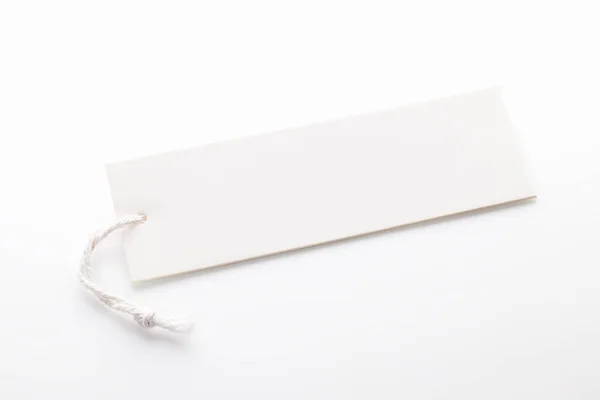 Tag Bianco Con Una Stringa Sfondo Bianco — Foto Stock