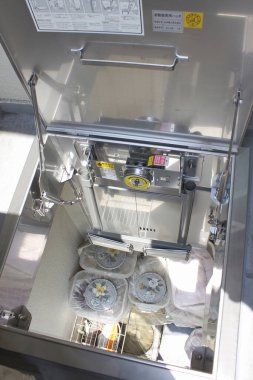 Makine iç mekanik vites makaraları, kablolar ve metal parçaları gösteriyor