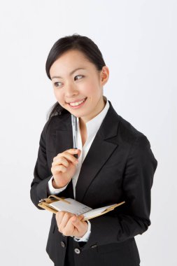 Not defterli genç Asyalı kadın.