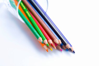 İzole edilmiş arkaplanda renkli kalemler, kapatın