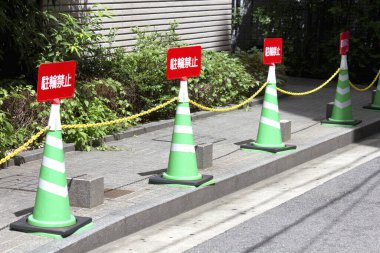 Japon trafik konileri Japonya 'da yolda.