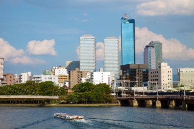 Osaka şehrinin modern mimarisi, Japonya, gündüz görüşü 