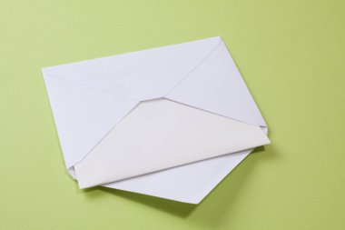 arkaplanda beyaz boş zarf, kapat