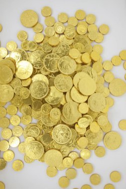 Beyaz arkaplanda altın sikkelerin yakın plan görüntüsü      