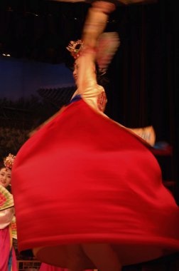 Geleneksel Kore dansı performansı sergileyen dansçıların bulanık görüntüsü            
