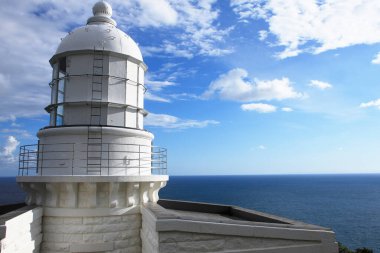 Okyanustaki beyaz deniz feneri 