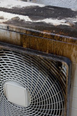 Kirli havalandırma ünitesi pas lekeleri ve kir birikimini gösteriyor.
