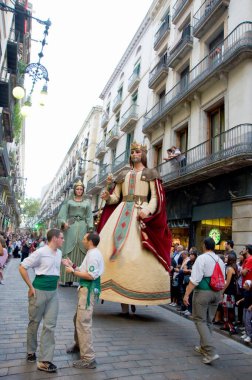 Barcelona 'daki dev geçit töreni. Ortaçağ şehrinde dev heykellerin dolaştığı ulusal bayram.
