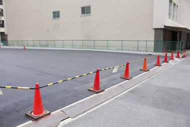 yol ve boş park işareti kırmızı koni ile