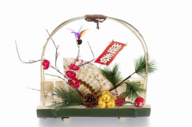 Japon tarzı dekorasyonlar beyaz arka planda sepette