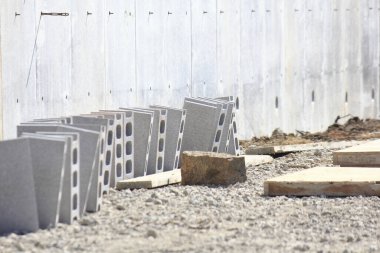 İnşaat alanındaki beton bloklar, kapatın.