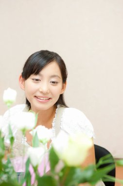 Çiçek düzenleme kursunda çiçekçi. Yüksek lisans veya kurslarda çiçekçilik