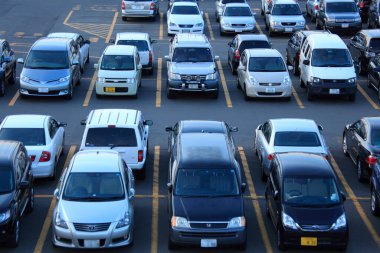 Japonya 'da arka arkaya park etmiş bir sürü araba.