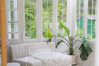 Evin içinde beyaz masa ve kanepe.