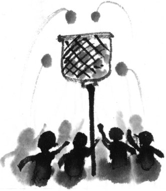 Çocuklar yüksek sepetlere top atıyorlar.