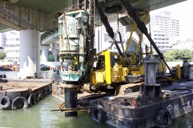 Asya 'daki endüstriyel vinç ve modern inşaat alanı