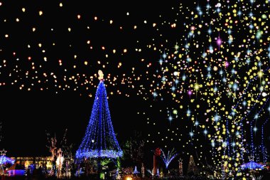 Süslü Noel ağacı olan renkli bir kış tatili geçmişi 