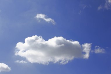 Mavi gökyüzünde güzel beyaz bulutlar