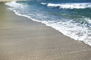 Deniz dalgaları ve kumsal arkaplanı               
