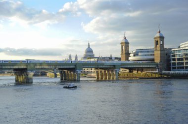 Büyük kule ve nehir thames