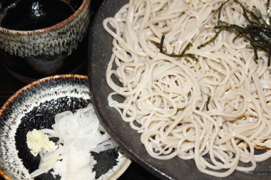 Soba soslu Japon eriştesi ve garnitür.