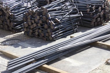 Beton inşaat sahasında istiflenmiş çelik demiri desteleri
