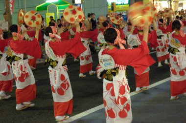  Japonya 'daki Hanagasa Festivali' nde dansçılar gösteri yapıyor.