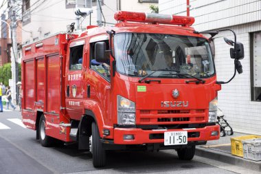 Japon kırmızı itfaiye aracı Japonya 'da caddede. 