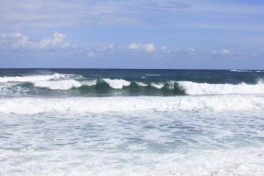 Sahile vuran köpüklü deniz dalgaları. 
