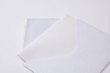 arkaplanda beyaz boş zarf, kapat