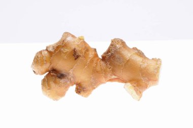 Beyaz arkaplanda zencefil kökü görünümünü kapat