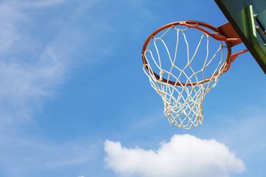 Mavi gökyüzü arka planında basketbol potası