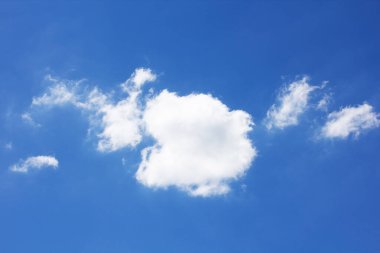 Mavi gökyüzünde beyaz bulutlar, soyut doğa arka planı.