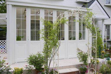 Güzel bahçeli modern bir ev. 