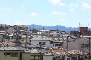 Güneşli bir günde küçük Japon kasabasının manzaralı şehir manzarası