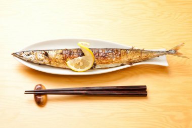 Limonlu ve çubuklu bir tabak balık.