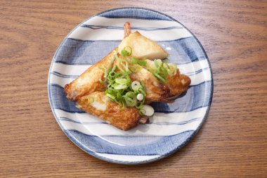 Tabakta kızartılmış balık.