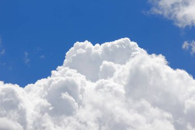 Beyaz bulutlu mavi gökyüzü, arka plan. 