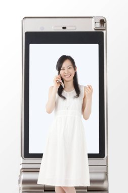 Cep telefonu geçmişi olan Asyalı bir kız. 