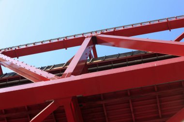 Şehirdeki köprünün inşaatı ve mavi gökyüzü