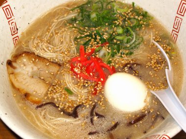 Japon eriştesi çorbasının yakın plan çekimi.