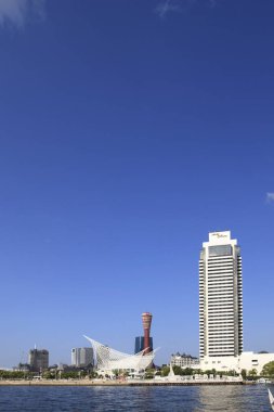 Osaka şehri mavi bulutlu gökyüzü altında, Japonya